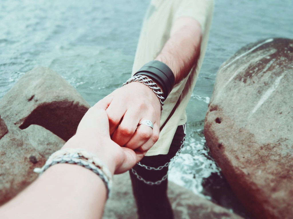 holding-hands-924942_1920